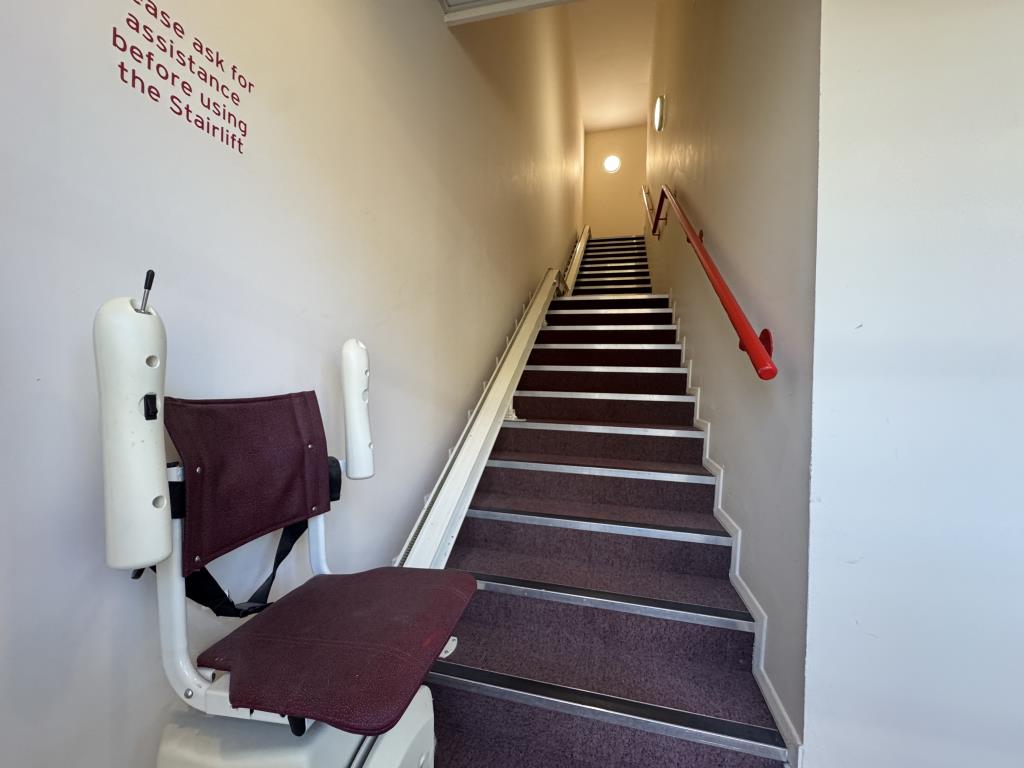 Lot: 49 - PAIR OF MODERN PURPOSE BUILT OFFICE UNITS TOTALLING 321 SQ.M WITH SCOPE FOR SUBDIVISION - Staircase and Chairlift to the Upper Floor